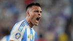 Pemain Argentina, Lautaro Martinez melakukan selebrasi setelah mencetak gol ke gawang Chili pada laga Grup A Copa America 2024 di MetLife Stadium, East Rutherford, New Jersey, Rabu (26/06/2024) WIB. (AP Photo/Julia Nikhinson)