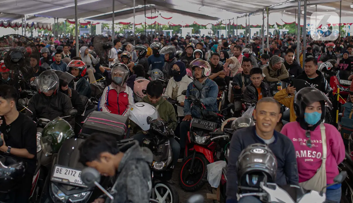 H-3 Lebaran 2024, pemudik bersepeda motor masih memadati Pelabuhan Ciwandan untuk menyeberang ke Pelabuhan Bakauheni, Lampung. (Liputan6.com/Angga Yuniar)