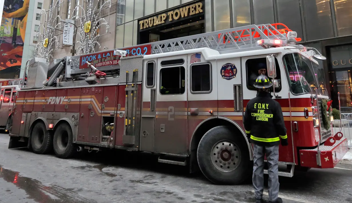 Kendaraan petugas pemadam berada di lokasi kebakaran di Fifth Avenue, depan Trump Tower, di New York, Senin (8/1). Menara ini telah dijadikan tempat tinggal dan pusat bisnis oleh Presiden AS Donald Trump. (AP Photo/Richard Drew)
