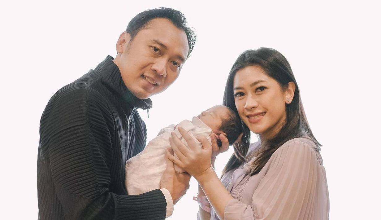 Aliya Rajasa dan Ibas Yudhoyono berpose bersama Alisha Prameswari Yudhoyono. (Foto: Instagram/ ruby_26)