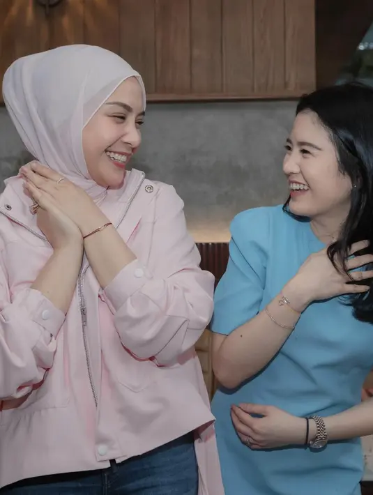 Kerudungnya begitu sederhana dengan styling yang begitu simpel. Ia tampak menyelaraskan dengan outfit yang dikenakan. [Foto: Instagram/ Raffinagita]