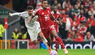 Pemain Manchester United, Bruno Fernandes&nbsp;(kiri), berebut bola dengan pemain Liverpool, Ryan Gravenberch, dalam pertandingan Liga Inggris antara Liverpool dan Manchester United di Liverpool, Inggris, Minggu, 19 Oktober 2025. (AP Photo/Ian Hodgson)&nbsp;&nbsp;&nbsp;