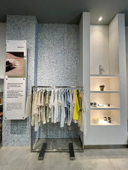 Konsep apik dari re-store sebagai wadah yang menyediakan ruang untuk beragam pihak. re-store menjadi tempat untuk belajar dan berinteraksi, menyebarkan kesadaran tentang isu-isu relevan seperti pelestarian lingkungan dan warisan budaya. Dengan harapan dapat menciptakan komunitas orang-orang yang memiliki kepedulian yang sama terhadap manusia dan planet. [ Foto: Fimela.com]