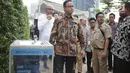 Gubernur DKI Jakarta, Anies Baswedan meninjau fasilitas air siap minum seusai peresmian di Stasiun MRT Dukuh Atas, Jakarta, Selasa (30/4/2019). Fasilitas air siap minum itu diharapkan memberi rasa kenyamanan bagi setiap masyarakat yang memerlukan kebutuhan air minum. (Liputan6.com/Faizal Fanani)