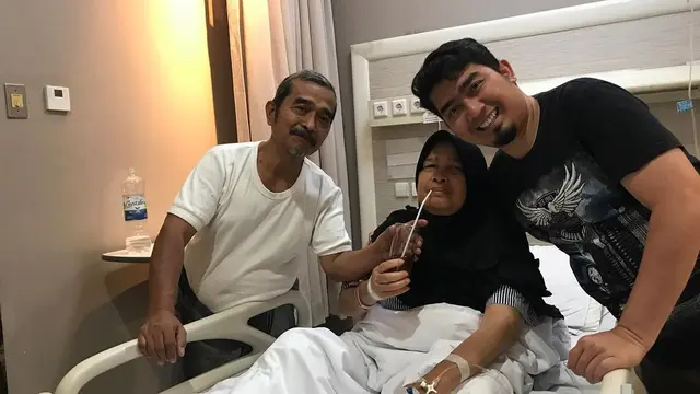 Ibunda Meninggal Dunia, Ini 6 Momen Kenangan Ustaz Solmed Bersama Mendiang