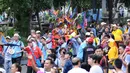 Iring-iringan patung dewa melintas saat karnaval Cap Go Meh 2018 di Jalan Gajah Mada, Jakarta, Minggu (4/3). Beragam atraksi budaya ditampilkan dalam karnaval perayaan Cap Go Meh 2018 di kawasan Glodok Jakarta. (Liputan6.com/Helmi Fithriansyah)