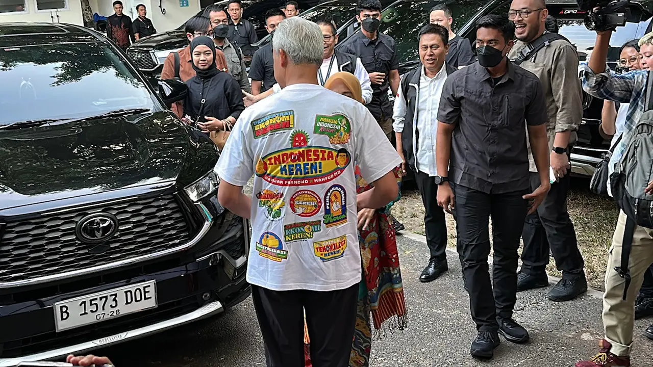 Ganjar Pranowo Pamer Kaos Unik