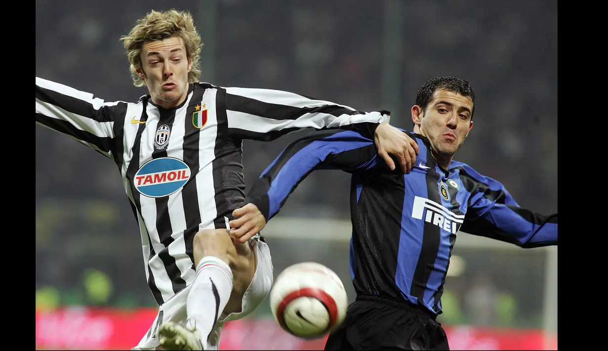 Federico Balzaretti yang merupakan jebolan akademi Torino bergabung dengan Juventus pada awal musim 2005/2006 dengan status bebas transfer. Balzaretti sendiri cukup lama berseragam Il Toro sebelum akhirnya pindah ke Juventus. Ia juga jadi sosok yang membawa Juventus promosi ke Serie A 2007/2008. (AFP/Paco Serinelli)