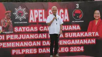 Ganjar Pranowo menghadiri apel siaga Satgas PDIP DPC Kota Surakarta di Taman Sunan Jogo Kali, Solo, Jawa Tengah, Minggu (24/12/2023). (Liputan6.com/ Nanda Perdana Putra)