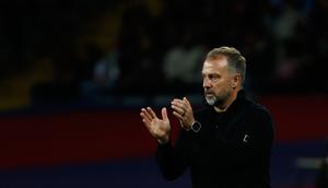 Pelatih Barcelona, Hansi Flick, bertepuk tangan saat pertandingan La Liga Spanyol&nbsp;melawan Elche di Barcelona, Spanyol, Senin,&nbsp;3 November 2025. (AP Photo/Joan Monfort)