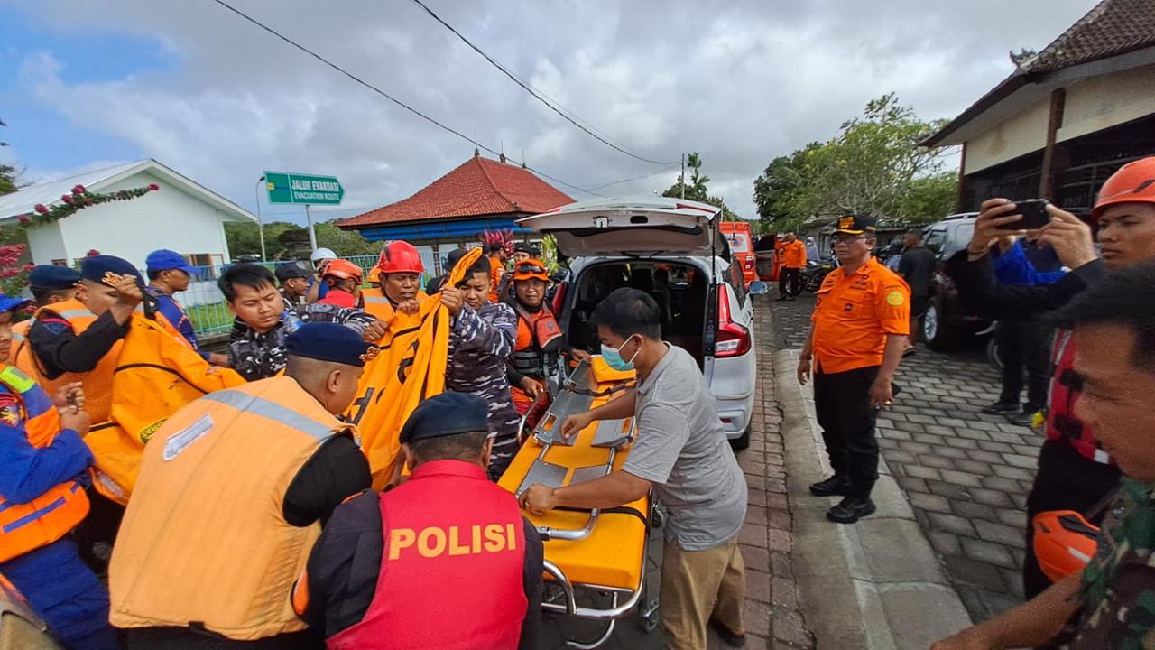 Tim SAR gabungan melakukan evakuasi kepada korban banjir Bali, Kamis (11/9)