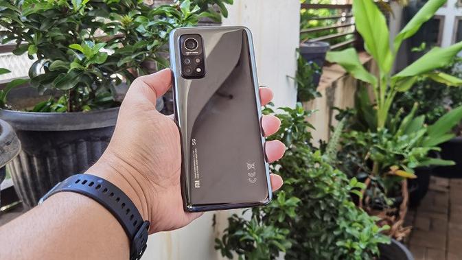 Bodi belakang Xiaomi Mi 10T Pro. (Liputan6.com/Agustinus M. Damar)