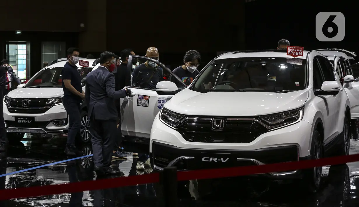 Suasana pameran IIMS Hybrid 2021 di JiExpo Kemayoran, Jakarta, Jumat (16/4/2021). Pemerintah memberikan prioritas terhadap pengembangan industri otomotif agar bisa lebih berdaya saing global sesuai dengan sasaran pada peta jalan Making Indonesia 4.0. (Liputan6.com/Johan Tallo)
