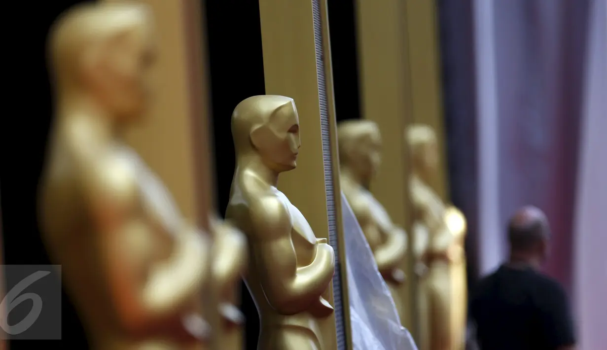Patung Oscar berdiri tegak di karpet merah dalam persiapan gelaran ke-88 Academy Awards di Hollywood, Los Angeles , California, (27/2). Piala Oscar akan disajikan di Teater Dolby pada 28 Februari 2016.  (REUTERS / Lucy Nicholson)