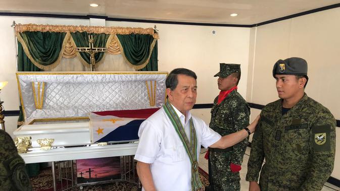 Dubes RI untuk Filipina Dr Sinyo Harry Sarundajang bersama tentara yang merupakan saudara prajurit yang gugur. Dok: KBRI Filipina