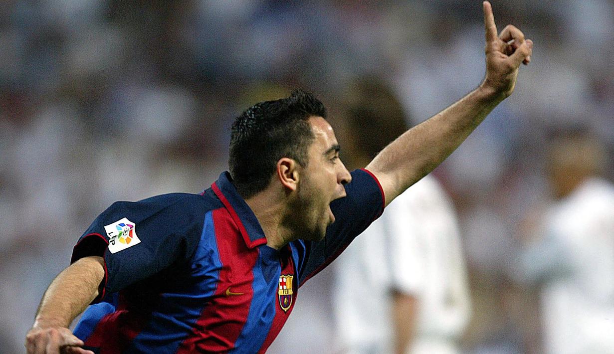 Xavi Hernandez yang sejak November 2021 resmi melatih Barcelona, sebelumnya tercatat pernah berseragam Barcelona selama 17 musim mulai 1998/1999 hingga 2014/2015. Di ajang Piala Super Spanyol ia total mencetak 4 gol dan 3 assist dari 14 laga. Gol pertamanya dicetak saat Barcelona kalah 1-2 dari Mallorca di laga leg pertama babak final 1997/1998 (18/8/1998) saat baru berusia 18 tahun, 6 bulan dan 24 hari. Barcelona akhirnya gagal menjadi juara setelah kembali menyerah 0-1 pada leg kedua. (AFP/Christophe Simon)