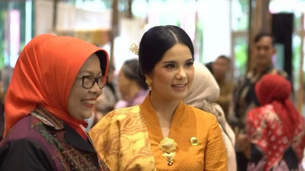 6 Gaya Elegan Annisa Pohan Dibalut Kebaya Kartini saat Hadiri Inacraft 2024 Bersama Iriana Jokowi