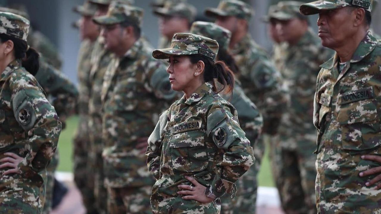 Penampilan Cantik Menteri Meutya