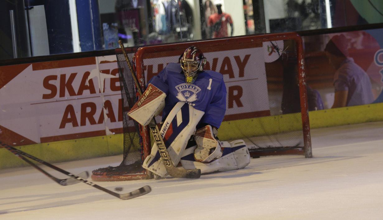 Pemain Timnas Hoki Es Indonesia saat latihan di Bintaro X Change, Rabu (23/10). Sebanyak 18 atlet akan ikut berjuang pada SEA Games 2019 mendatang. (Bola.com/M Iqbal Ichsan)