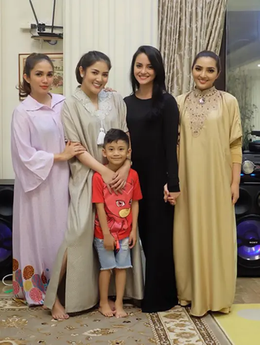 "Alhamdulillah hari ini memang bukan merayakan (ulangtahun), karena mama sudah almarhum," ucap Ashanty mengingat perbincangan dengan almarhum ibunya saat ditemui awak media, Selasa (26/9/2017) malam. (Instagram/ussypratama)