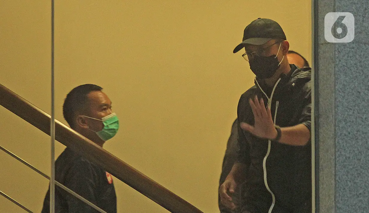 Menteri Sosial Juliari P Batubara tiba di Gedung KPK, Jakarta, Minggu (6/12/2020). Juliari Batubara ditetapkan sebagai tersangka dugaan menerima suap terkait pengadaan bantuan sosial COVID-19 di Kementerian Sosial usai Operasi Tangkap Tangan (OTT) pejabat Kemensos. (Liputan6.com/Herman Zakharia)