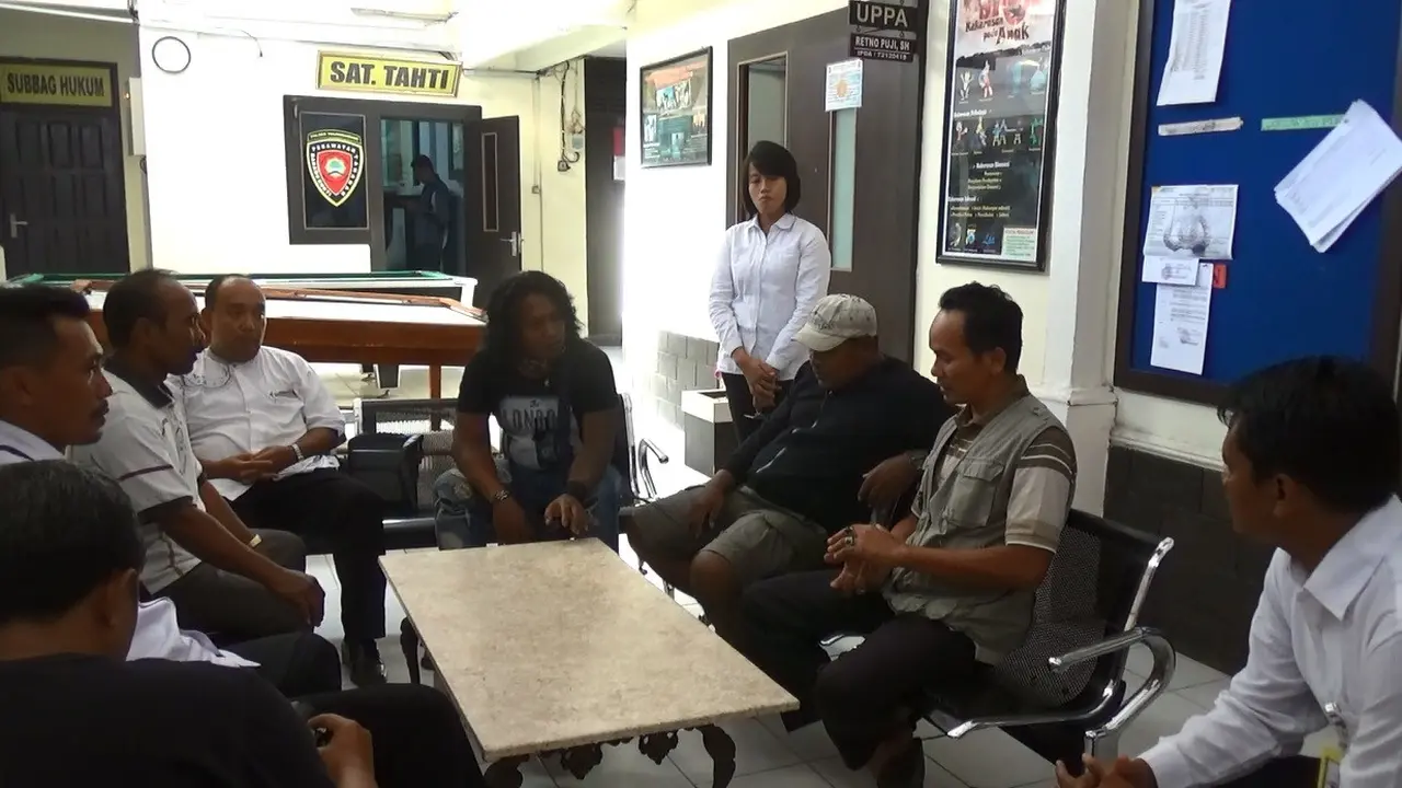 Pencabul Siswi MTs Tak Kunjung Ditangkap, Warga Geruduk Mapolres