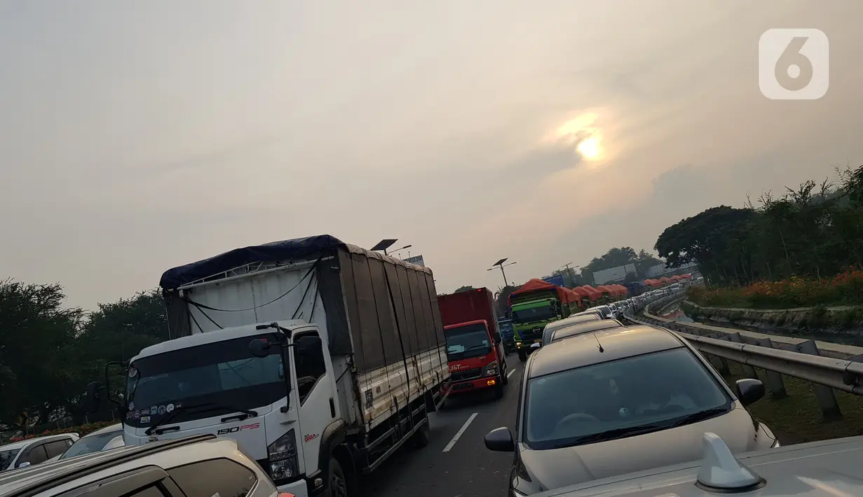 Kendaraan terjebak kemacetan di Tol Sedyatmo KM 29 menuju Bandara Internasional Soekarno Hatta, Cengkareng, Selasa (10/11/2020). Kemacetan tersebut karena adanya peningkatan jumlah kendaraan menuju bandara yang diduga ingin menjemput pemimpin FPI, Habib Rizieq Shihab. (Liputan6.com/Herman Zakharia)