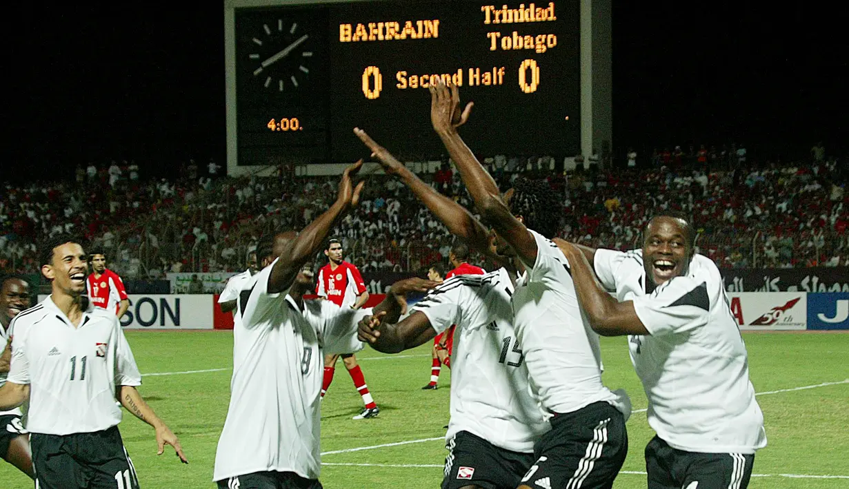 Trinidad & Tobago - Kesuksesan Trinidad & Tobago menyingkirkan Bahrain di babak play-off membuat negara itu menjadi negara terkecil yang tampil di Piala Dunia sebelum Islandia. Keberhasilan tersebut langsung dirayakan dengan menetapkan hari libur nasional pada 17 November 2005. (AFP/Rabih Moghrabi)