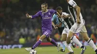 Pemain Real Madrid, Gareth Bale (kiri) saat melawan Juventus pada laga final Liga Champions di  Millennium Stadium, Cardiff, Wales, (3/6/2017). (AP/Tim Ireland)