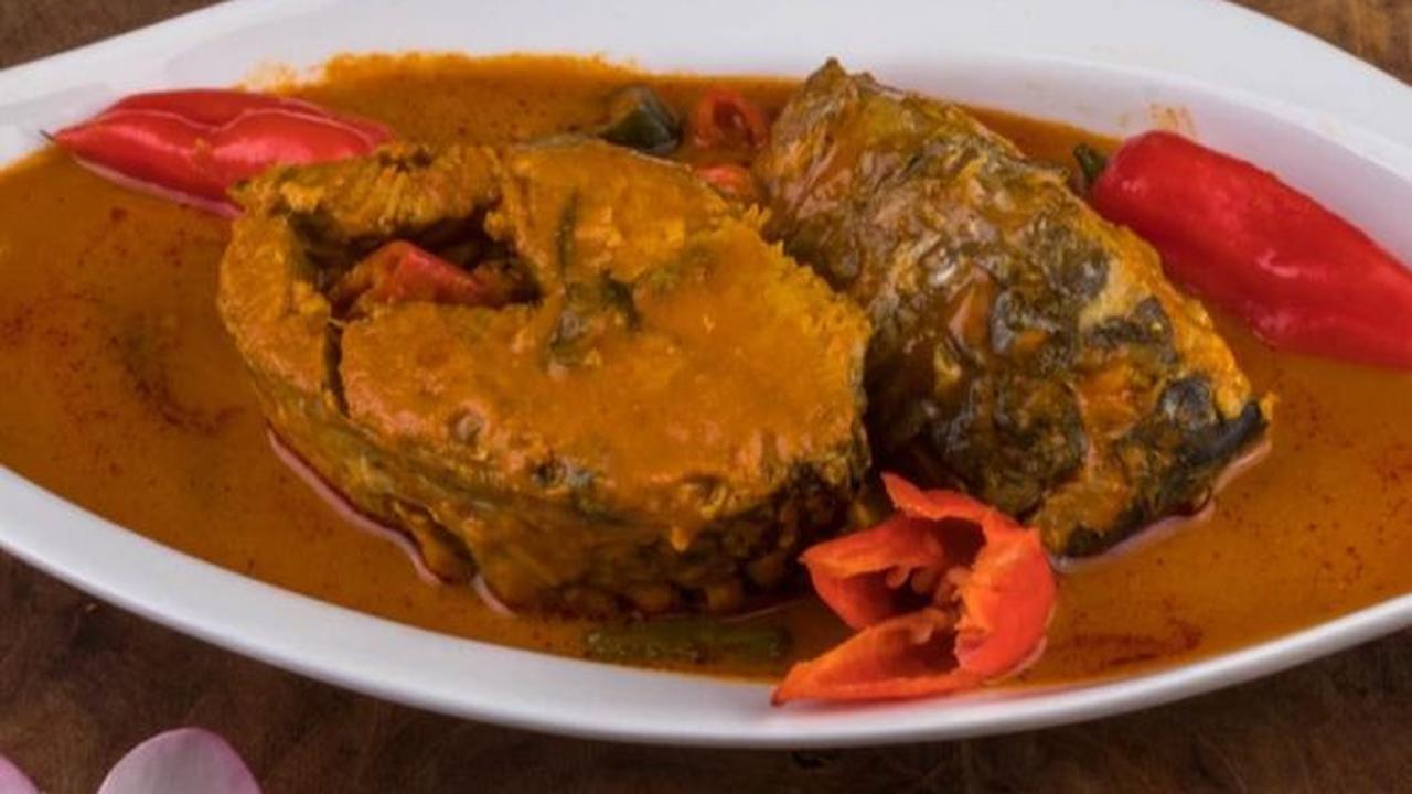 Restoran ini juga menyajikan berbagai makanan khas Indonesia lainnya seperti martabak, bakso, batagor, siomay, empek-empek, dan sebagainya.