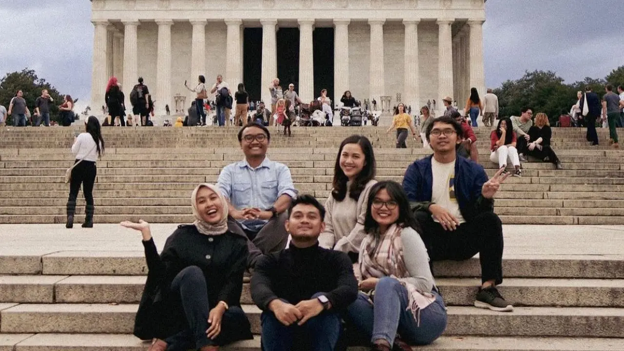 Asti Shafira mahasiswa penerima LPDP di Universitas Harvard bersama teman-temannya di kampus