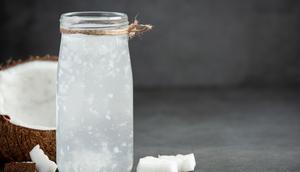 Air kelapa tidak baik dikonsumsi terlalu banyak karena dapat memengaruhi kadar gula darah. (foto: jcomp/freepik)