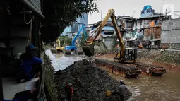 Pekerja menggunak alat mengeruk Kali Krukut di Kawasan Kebayoran Baru, Jakarta, Rabu (13/12). Pengerukan dilakukan untuk membersihkan sedimen lumpur penghambat laju arus air yang berpotensi menimbulkan banjir pada musim hujan. (Liputan6.com/Faizal Fanani)