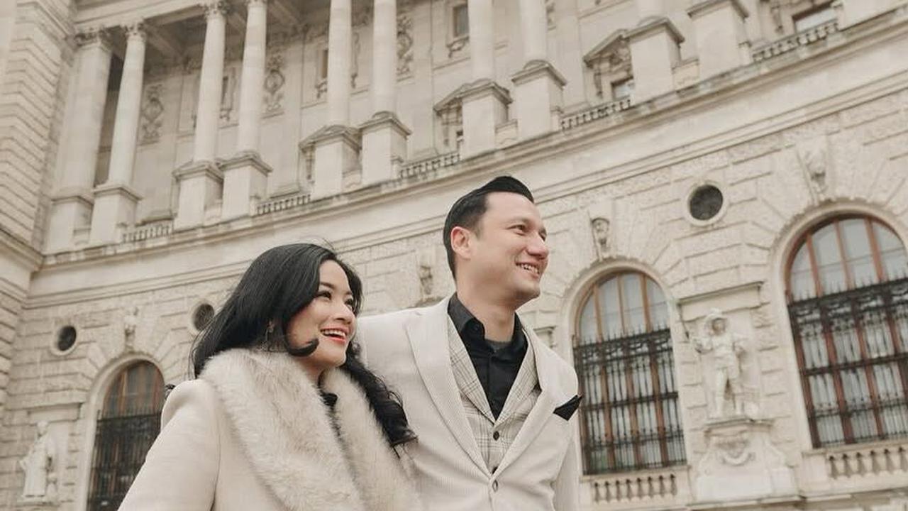 Pacaran Sejak 1999, 8 Potret Liburan Titi Kamal dan Christian Sugiono di Austria - Seperti di Negeri Dongeng