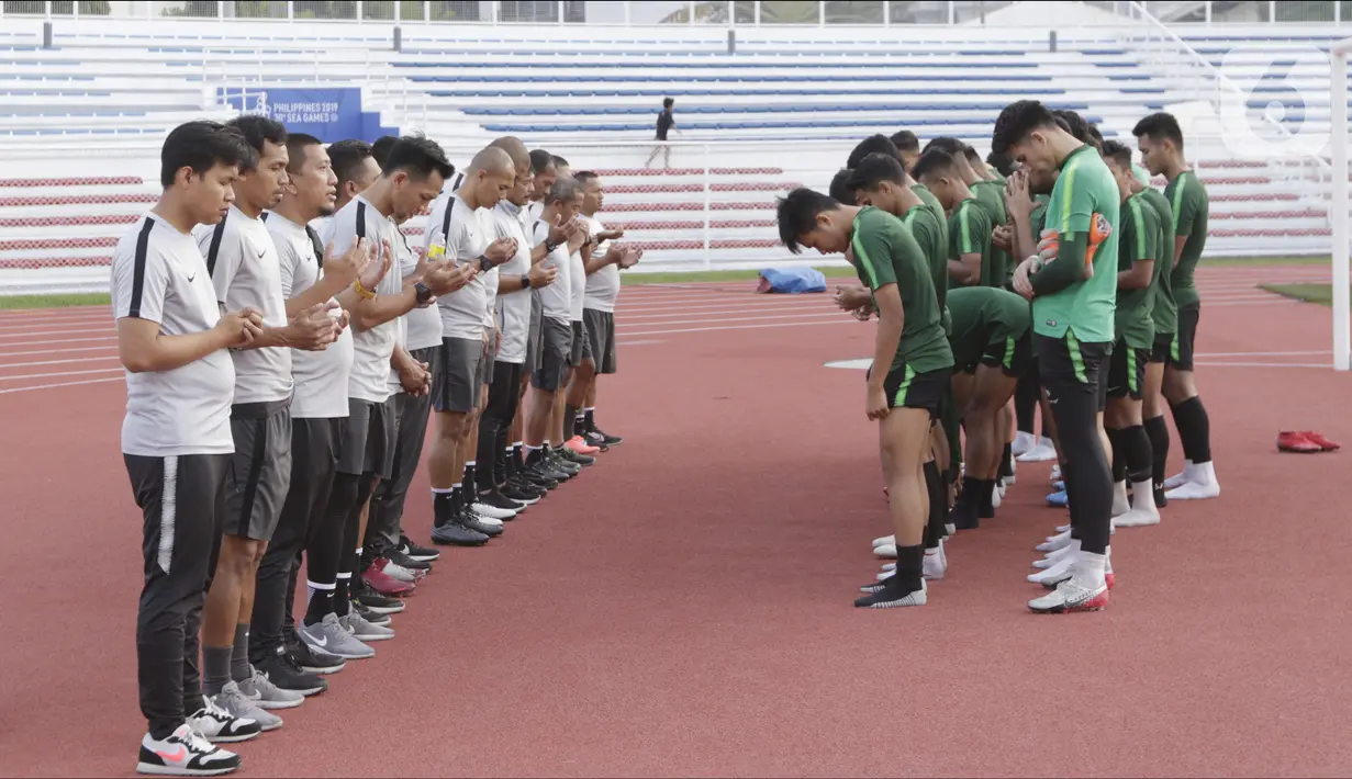 Para pemain Timnas Indonesia U-22 bersama pelatih dan official doa bersama saat latihan di Stadion Rizal Memorial, Manila, Senin (25/11/2019). Latihan ini persiapan jelang laga SEA Games 2019 melawan Thailand. (Bola.com/M Iqbal Ichsan)