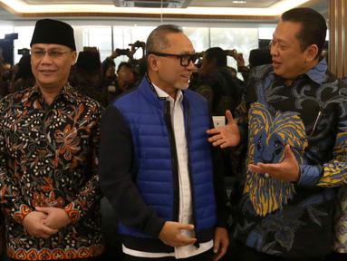 Ketua Umum Partai Amanat Nasional (PAN), Zulkifli Hasan (kedua kanan) berbincang dengan Ketua Majelis Permusyawaratan Rakyat (MPR) Republik Indonesia, Bambang Soesatyo di kantor Dewan Pimpinan Partai (DPP) PAN, Jakarta, Rabu (3/7/2024). (Liputan6.com/Herman Zakharia)