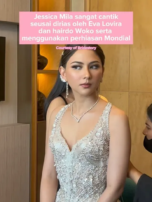 Keindahan gaun resepsi pernikahan Jessica Mila ini dipenuhi batu yang membuat penampilannya semakin luar biasa. Nuansa mewah dan elegan terpancar dari penampilan Jessica Mila pada acara penutup dari rangkaian pernikahannya dengan Yakup Hasibuan ini. Foto: Instagram/Bridestory.