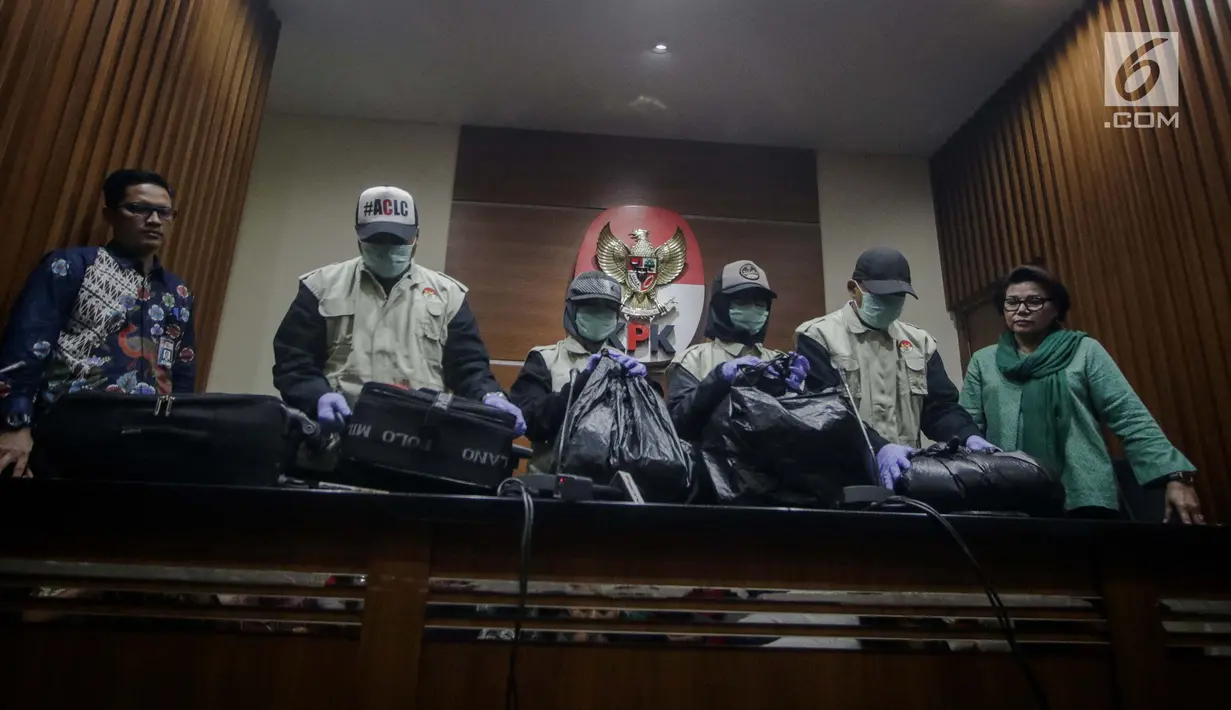 Petugas menunjukkan barang bukti uang sitaan dari operasi tangkap tangan (OTT) Jambi di Gedung KPK, Jakarta, Rabu (29/11). Bukti tersebut merupakan hasil OTT tindak pidana suap pengesahan RAPBD Provinsi Jambi tahun 2018. (Liputan6.com/Faizal Fanani)