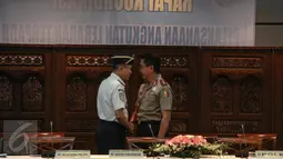 Menhub Ignasius Jonan (kiri) bersalaman dengan Kabaharkam Mabes Polri Irjen Pol Putut Eko Bayuseno sebelum rapat koordinasi terkait persiapan angkutan mudik lebaran, di kantor Kementerian Perhubungan, Jakarta, Selasa (30/6). (Liputan6.com/Faizal Fanani)