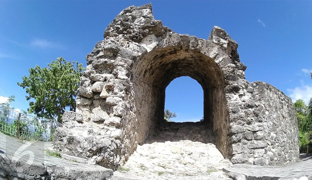 Pintu Benteng Otanaha yang masih kokoh berdiri di Kota Gorontalo, 5 Juli 2016. Bersebelahan langsung dengan Danau Limboto, benteng ini menawarkan ruang untuk mengenang sejarah sambil menikmati lanskap menawan alam Gorontalo. (Liputan6.com/Herman Zakharia)