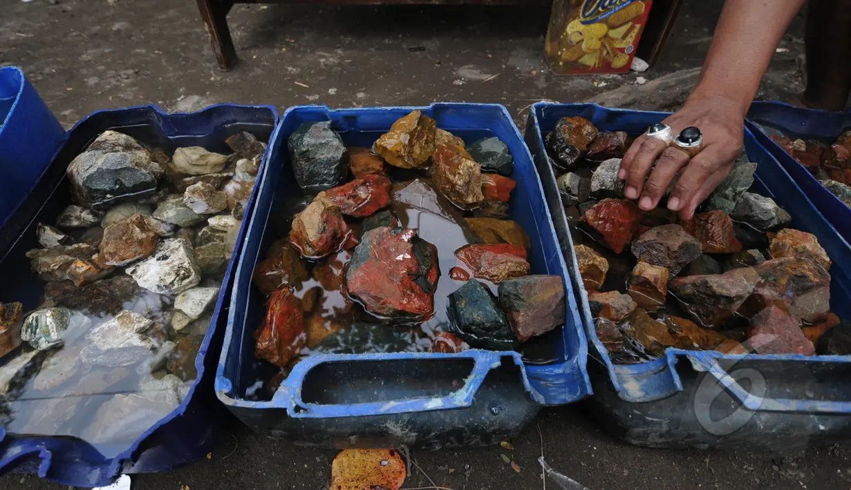 Tampak batu-batu khas Nusakambangan sebelum diolah Nuskambangan, Jawa Tengah, Sabtu (7/3/2015). Maraknya berita hukuman mati di lapas nusakambangan menjadi rejeki bagi warga Desa Wijaya Pura dengan batu-batu khas nusakambangan (Liputan6.com/Johan Tallo)