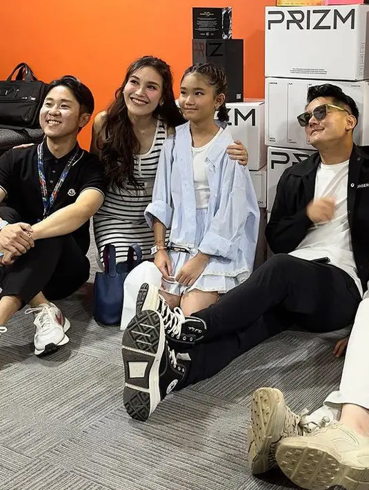 Dalam acara tersebut, Ayu Ting Ting tampil kasual dengan setelan motif garis hitam putihnya. Dari atasan crop top sleeveless dan skirt.  [@ayutingting92]