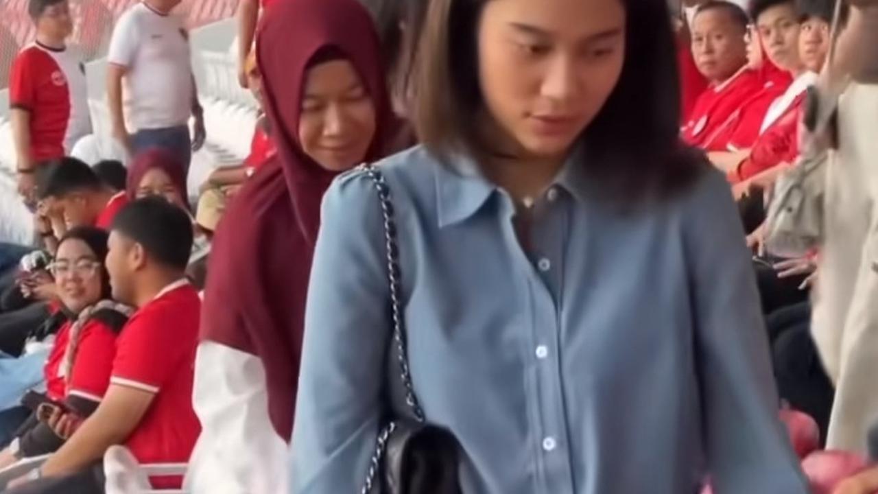 Zize datang bersama keluarganya dan tampil cantik dengan outfit kasual. Berbeda dari pertandingan-pertandingan sebelumnya, kali ini Zize tidak mengenakan atribut Timnas Indonesia.<br>