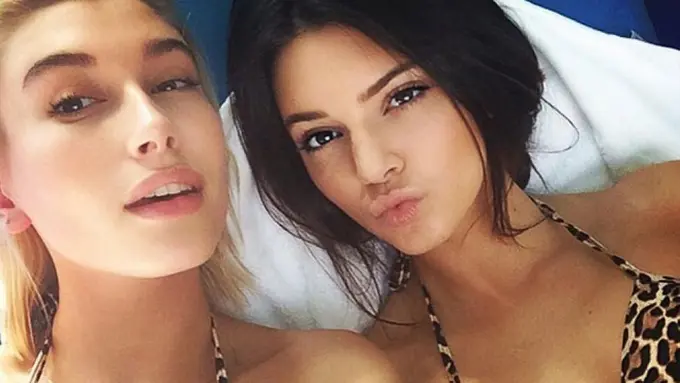 [Bintang] Kendall Jenner - Hailey Baldwin