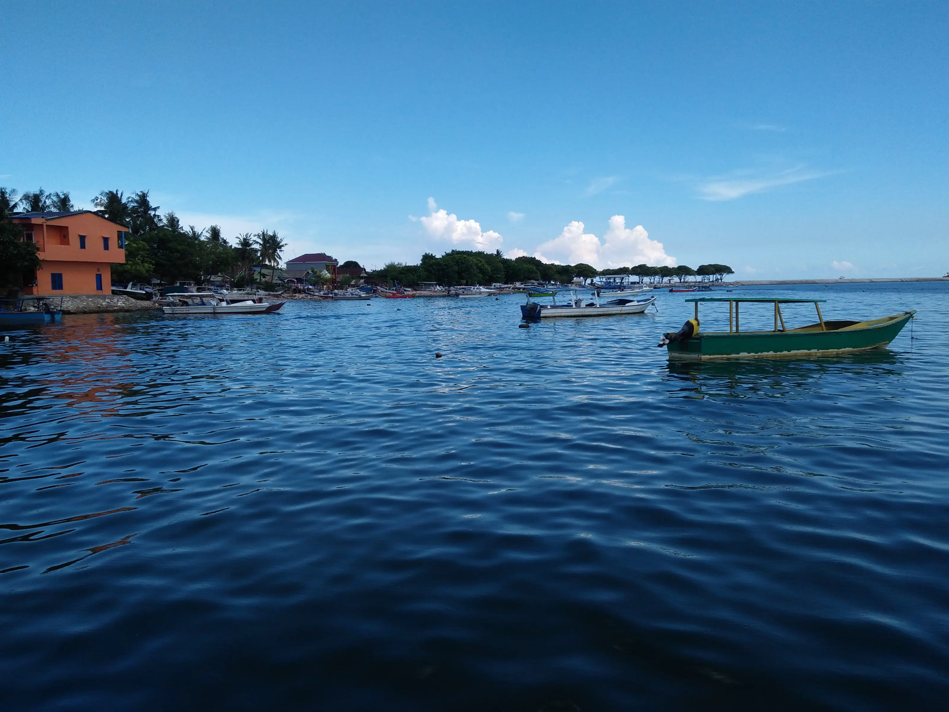 Wisata pantai pasir putih di Pulau Lae-lae, belum digarap secara maksimal oleh Pemkot Makassar, Sulsel. (Liputan6.com/Eka Hakim)