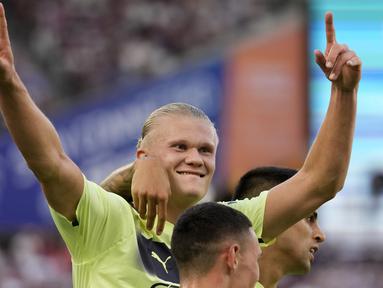 Striker baru Manchester City Erling Haaland langsung mencetak 2 gol pada laga debutnya di Liga Inggris musim 2022/2023. Ia bergabung dengan 4 pendahulunya yang juga mampu menorehkan brace dalam laga debutnya di Liga Inggris. Siapa saja mereka? Berikut daftar lengkapnya. (AP/Frank Augstein)