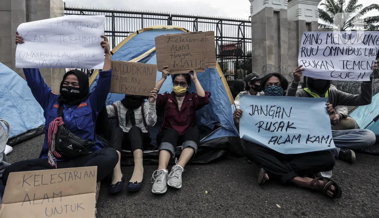 Mahasiswa Pecinta Alam saat melakukan aksi bersepeda dan menggelar tenda di depan Gedung MPR/DPR/DPD, Jakarta, Rabu (15/7/2020). Dalam aksinya mereka menuntut penghapusan RUU Cipta Kerja atau Omnibus Law. (Liputan6.com/Johan Tallo)
