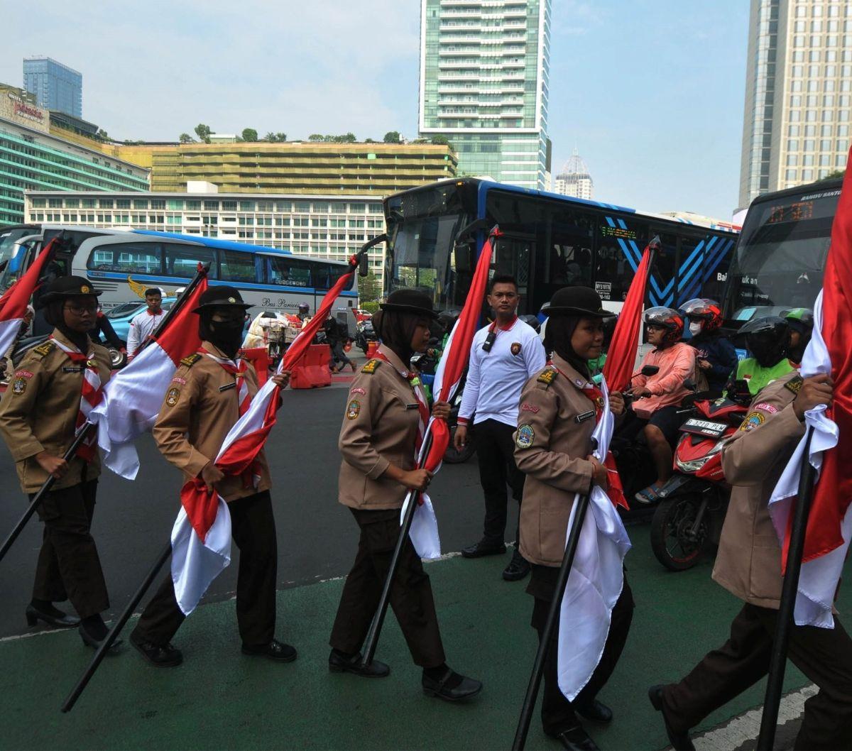 Upacara pengibaran bendera ini bukan hanya sekadar mengenang kemerdekaan yang diproklamasikan di kota Jakarta pada tahun 1945, tetapi juga bertujuan untuk menumbuhkan semangat kebangsaan dan meningkatkan kesadaran akan pengorbanan serta jasa para pahlawan