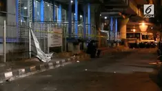 Penumpang di halte panik dan sejumlah orang berlarian meninggalkan terminal. Beberapa polisi pun berlari meninggalkan lokasi kejadian.  "