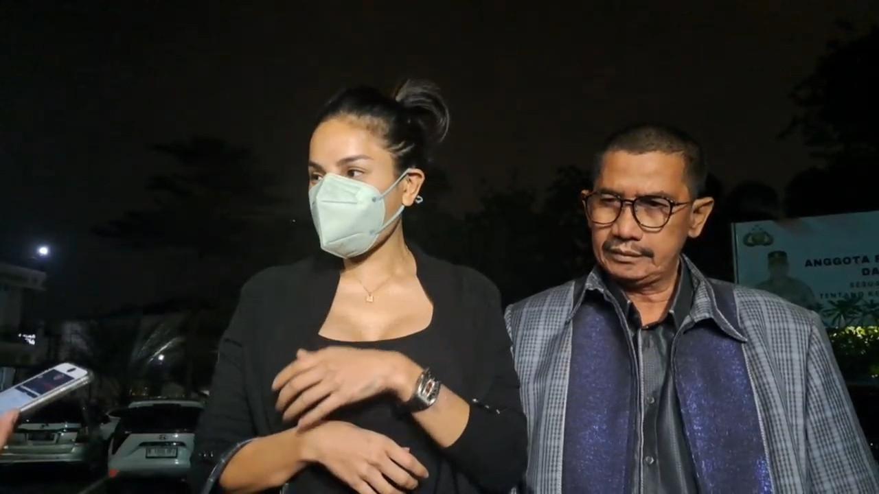 Nikita Mirzani di Polres Metro Jakarta Selatan, Kamis (19/9/2024). (Merdeka.com/Rahmat Baihaqi)